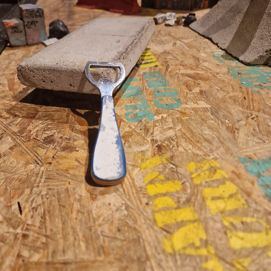 Kapsylöppnare Av Återvunna Skateboards