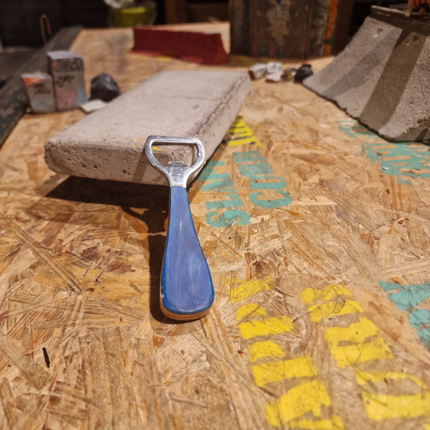 Kapsylöppnare Av Återvunna Skateboards