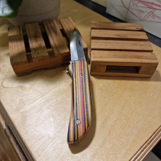 Fällkniv Av Återvunna Skateboards